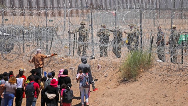 Nesėkmingas J. Bideno bandymas sugriežtinti sienų apsaugą – migrantų grupės toliau plūsta į JAV