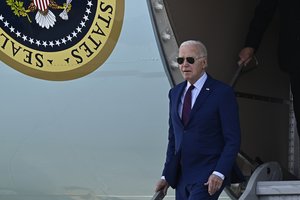 J. Bidenas atskrido į Prancūziją dalyvauti „D dienos“ renginiuose