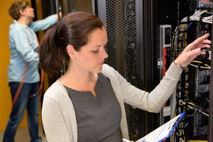 Merginos veržiasi į vyrų dominuojamą sritį: elektronikos inžinierės kuria originalius žaidimus ir vadovauja projektams