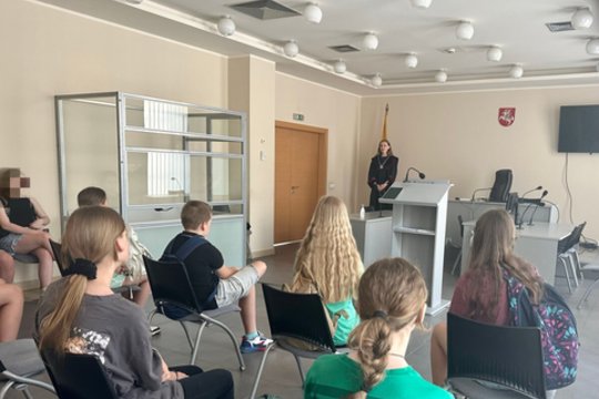 Kauno moksleiviai supažindinti su teismo veikla ir teisėjo specialybe