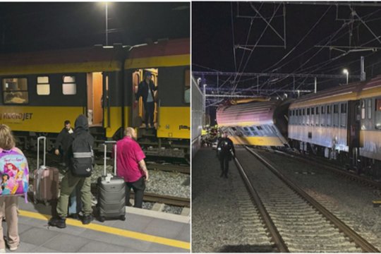 Užfiksuotos traukinių nelaimės Čekijoje akimirkos: vagonui nulėkus nuo bėgių evakuojami keleiviai
