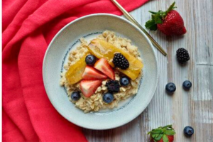 Ypatingas pusryčių receptas – saldi avižinė košė su karamelizuotais bananais