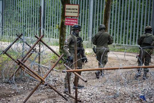 Lenkijoje pasipiktinimą sukėlė kariškių, paleidusių įspėjamuosius šūvius į nelegalių migrantų pusę, sulaikymas