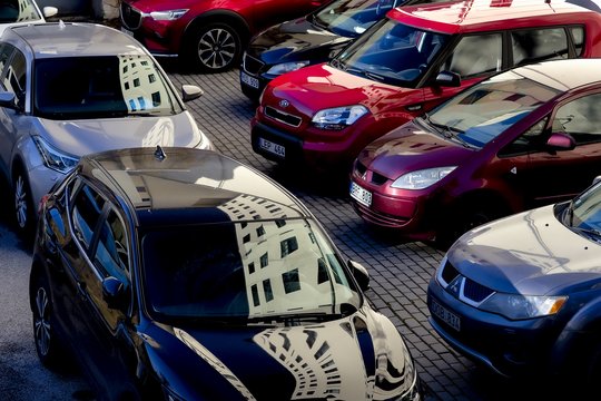 Nebereiks gaišti laiko ieškant, kur pastatyti automobilį: pasiūlė sprendimą, kuris parodys artimiausią laisvą vietą