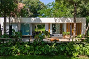 Prieš ežerą išdygęs 200 kv. m namas suprojektuotas taip, kad būtų itin greitai ir kokybiškai pastatytas