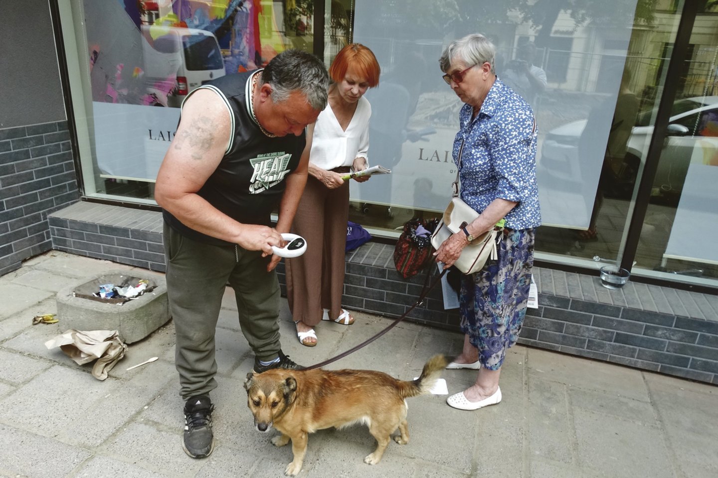 N.Mačerauskienė (dešinėje) pagavo šunį ir pasirūpino, kad jis patektų į geras rankas. K.Girdauskas apžiūrėjo keturkojį ir jį išsivežė į gyvūnų globos namus.<br>A.Karaliūno nuotr.