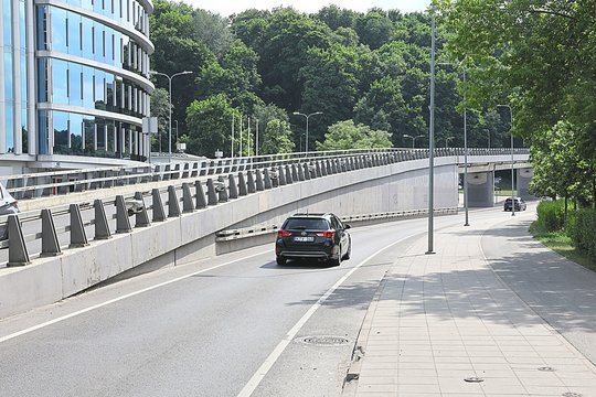 Pėsčiųjų viadukas virš Tauro gatvės kelia abejonių: brangus, gražus, bet ar naudingas?