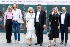 Kviestiniai svečiai rinkosi į naujos parodos „Vien šventieji“ atidarymą