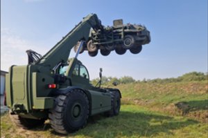 Pristatyti sunkiasvoriai krautuvai – Lietuvos kariuomenės reikmėms