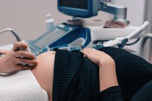 Ketvirtą kartą cezario pjūviu gimdžiusiai moteriai Kauno medikai atliko ypatingą operaciją