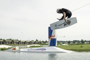 Pasaulio vandenlenčių sporto elitas Palangoje demonstravo kvapą gniaužiančius oro triukus