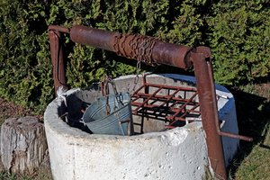 Nelaimė Vilniaus r.: moteris savo kaimyną rado nuskendusį šulinyje – kūną iškėlė ugniagesiai