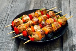 Ir skanu, ir nebrangu: savaitgalio pietums – vištienos iešmeliai ir braškių desertas