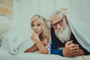 Seksologas atsako į skaitytojų klausimus: kokiu dažnumu normalu mylėtis sulaukus 60 m.?