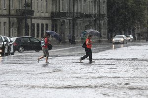 Antra savaitgalio pusė pateiks nemalonių staigmenų: slinks liūtys, perkūnija ir smarkus vėjas