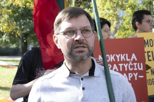 A. Kandrotas-Celofanas dėl T. V. Raskevičiaus bučinio kreipėsi į teismą: prašo priteisti 100 eurų neturtinės žalos