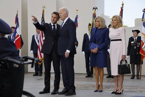 E. Macronas priėmė J. Bideną šalia Triumfo arkos