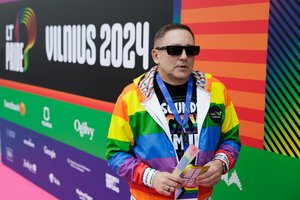 V. Simonko pasidarė asmenukę su LGBT eitynėse nedalyvaujančios V. Blinkevičiūtės plakatu: nauja koalicija gali būti be vertybinių klausimų