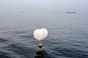 Pietų Korėjos kariškiai: Pchenjanas per sieną vėl paleido balionų su šiukšlėmis