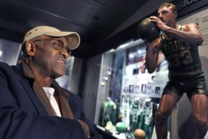 Mirė NBA legenda Chetas Walkeris