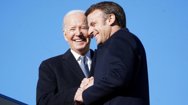 E. Macronas priėmė valstybiniu vizitu Prancūzijoje viešintį J. Bideną: surengta iškilminga vakarienė