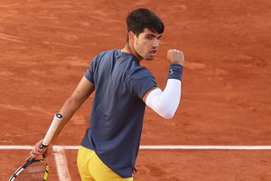 Įspūdingai finale sugrįžęs C. Alcarazas pirmą kartą triumfavo „Roland Garros“ turnyre