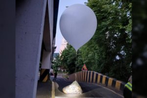 Šiaurės Korėja vėl pasiuntė balionų su šiukšlėmis, o juos palydėjo lyderio sesers perspėjimai