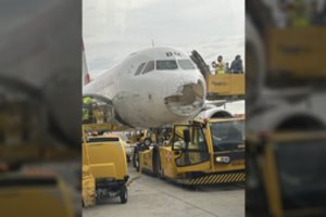 Dar vienas keleivių košmaras lėktuve: kruša tiesiog daužė orlaivį, parodė, kas liko 