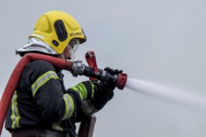 Raseinių rajone degė namas, malkinė ir ūkinis pastatas – buvo sutelktos didelės ugniagesių pajėgos