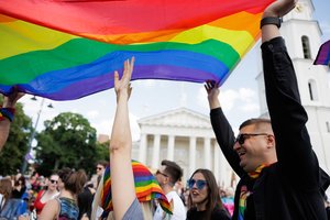 Policija gavo skundą dėl LGBT+ eitynių dalyvio elgesio: galimai rodė nepagarbius gestus Krikščionių sąjungos nariams