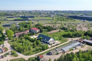 Besiplečiančiame Vilniaus rajone bus parduotas sklypas su 870 kv. m pastatu: ši vieta tik gerės