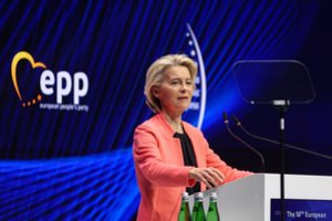 U. von der Leyen kamuoja sudėtinga dilema: siekiant būti perrinktai į EK vadovės postą reikės priimti sunkų sprendimą