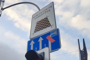 Laikinas kelio ženklas neprasprūdo vilniečiams pro akis: kas čia per kūryba?