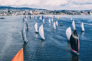 Pasaulio jūriniame dviviečių jachtų čempionate – sunki pirmoji lenktynių naktis ir pagaliau stiprėjantis vėjas