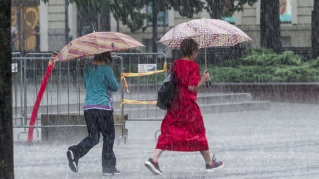 Orų prognozė nesikeičia: daug kur numatomas lietus