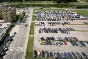 Vilniaus miesto savivaldybė perima stovėjimo aikštelę prie Seimo: planuoja statyti konferencijų centrą