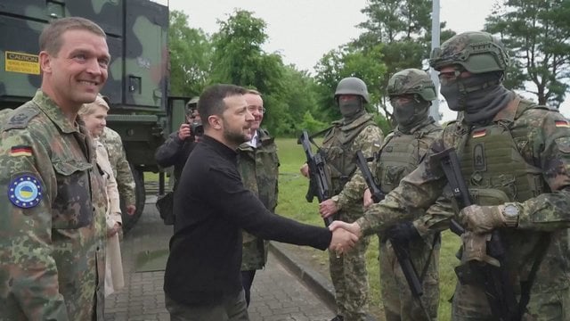 V. Zelenskis tęsia vizitą Vokietijoje: susitiko su apmokymuose esančiais Ukrainos kariais