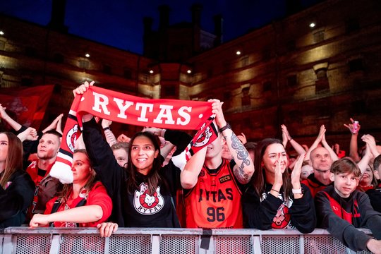 Vilniaus „Ryto“ ekipa pergalę šventė ir ant Lukiškių kalėjimo scenos.<br> T.Bauro nuotr.