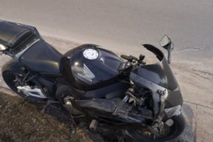 Vilniuje moters „Renault“ sankryžoje nutrenkė motociklą – motociklininkė ligoninėje