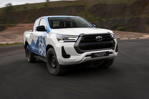 „Toyota“ į Europos kelius išleido dešimtį naujų „Hilux“: testuoja vandenilinius variklius
