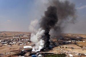 Per didžiulį gaisrą Irako naftos perdirbimo gamykloje sužeista 14 žmonių