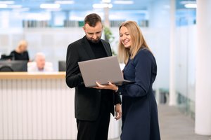 Pelnams mušant rekordus, įkainius už finansines paslaugas didina ne visi