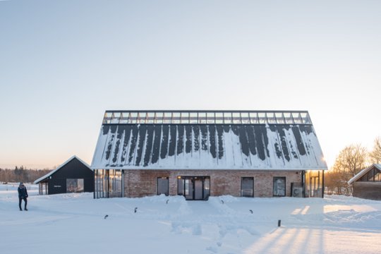 Restoranas „Red Brick“ atvėrė duris ūkyje „Farmers Circle“, kurio kūrėjai – vizionierius Niels Peter Pretzmann ir vilniečių architektų komanda „Do Architects“.<br>A. Rakauskaitės nuotr.