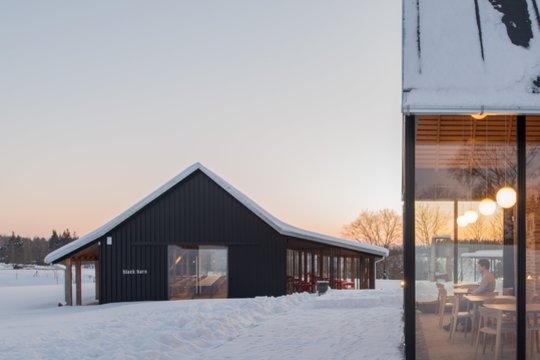 Restoranas „Red Brick“ atvėrė duris ūkyje „Farmers Circle“, kurio kūrėjai – vizionierius Niels Peter Pretzmann ir vilniečių architektų komanda „Do Architects“.<br>A. Rakauskaitės nuotr.