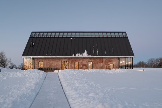 Restoranas „Red Brick“ atvėrė duris ūkyje „Farmers Circle“, kurio kūrėjai – vizionierius Niels Peter Pretzmann ir vilniečių architektų komanda „Do Architects“.<br>A. Rakauskaitės nuotr.