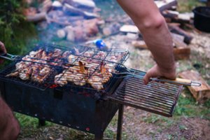 Apskrudusi, bet nereiškia, kad gerai paruošta: pataria, kaip grilyje kepti mėsą