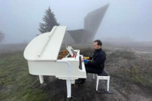 Pianistas D. Mažintas su neperšaunamąja liemene grojo Ukrainos griuvėsiuose: vaizdai keri ir šiurpina