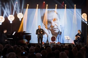 Just. Marcinkevičiaus kūrybos vakarui Palangoje prognozuojamas anšlagas: pajūrio gyventojai šluoja bilietus