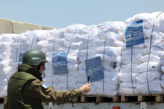 Izraelis įveda taktinę pertrauką Gazos Ruože: tai palengvins pagalbos siuntų pristatymą