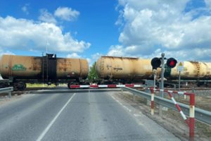 Kauniečiai prie pervažos praleidžia spūstyse: ar negali traukiniai prasilenkti kitur?